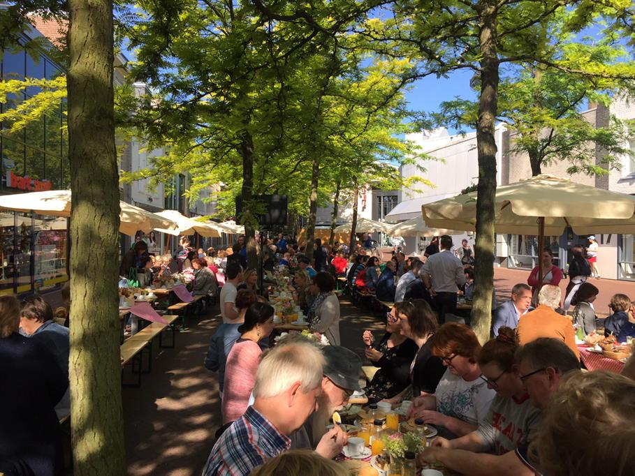 Het lijkt wel Zuid Frankrijk. Streekontbijt in centrum #Oss #datisoss #bigsmile