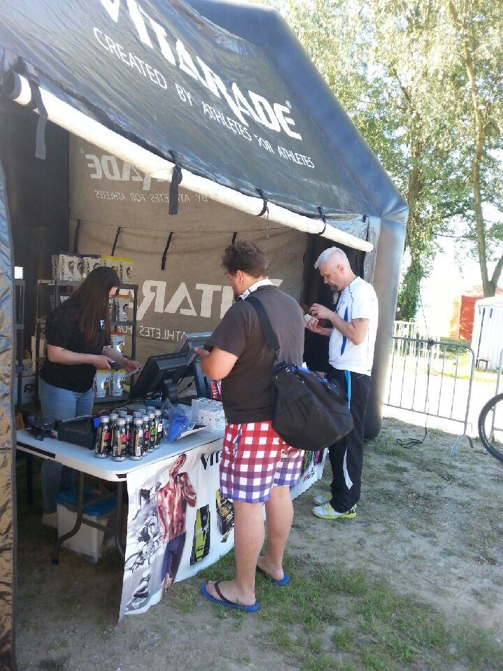 FANutritionPL's tweet photo. #maratontarnobrzeg wystartował, ekipa w firmowych koszulkach, Klienci już szturmują nasz namiot #vitarade #mosir http://t.co/jdzWb0uOXz