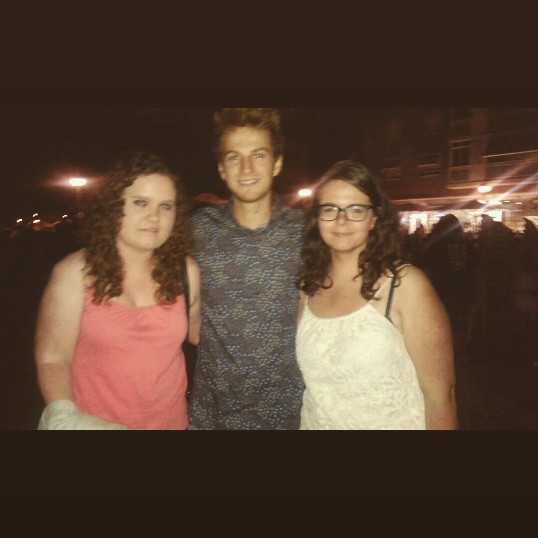 LauraaFolch's tweet photo. Un bon concert ahir a la nit,🎶 Ho vas fer increible!! #FimVilaseca merci per la foto i per vindre😊🎉🙈 @enricverdaguer http://t.co/bGXhmMuQMZ