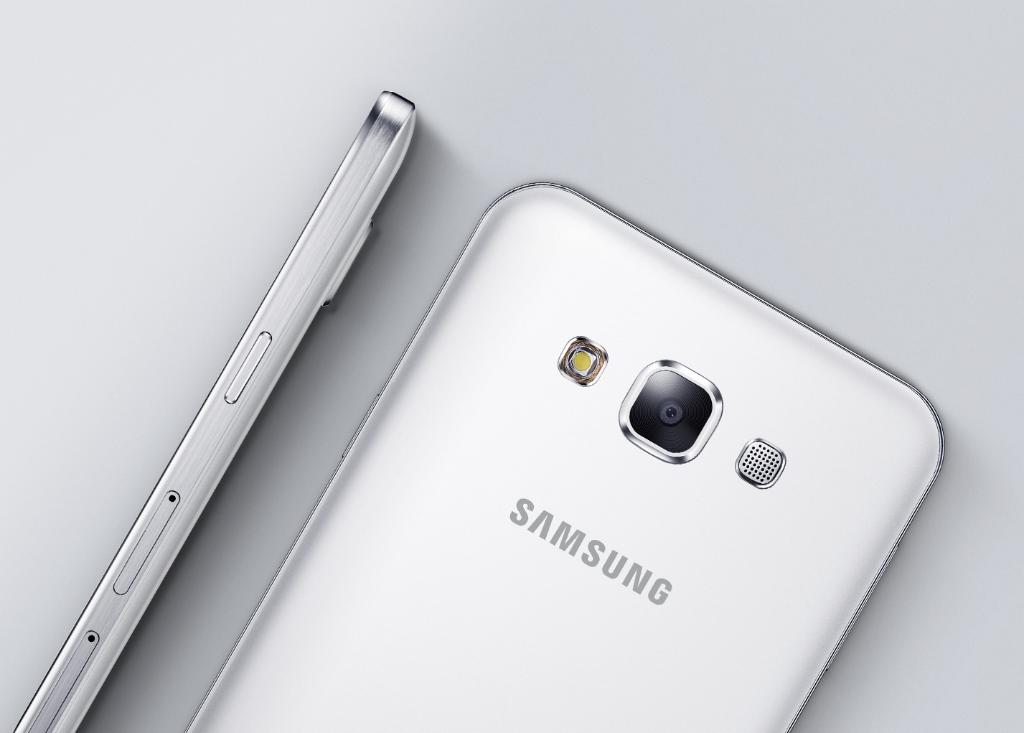 samsungID's tweet photo. Samsung Galaxy E series siap dukung penampilan kamu yg selalu up-to-date dgn slim designnya. #Up2GalaxyE http://t.co/5oFfjn1Ni2