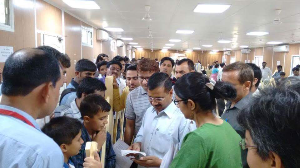 AamAadmiParty's tweet image. जन-समस्याओं को सुन उनका निराकरण करते जनता के मध्य जनता का मुख्यमंत्री .@ArvindKejriwal ...