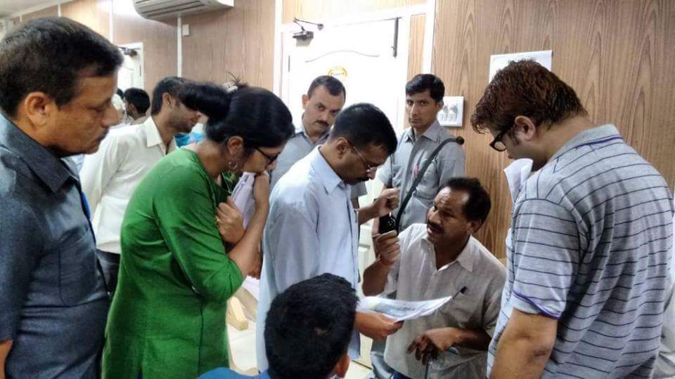 AamAadmiParty's tweet image. जन-समस्याओं को सुन उनका निराकरण करते जनता के मध्य जनता का मुख्यमंत्री .@ArvindKejriwal ...