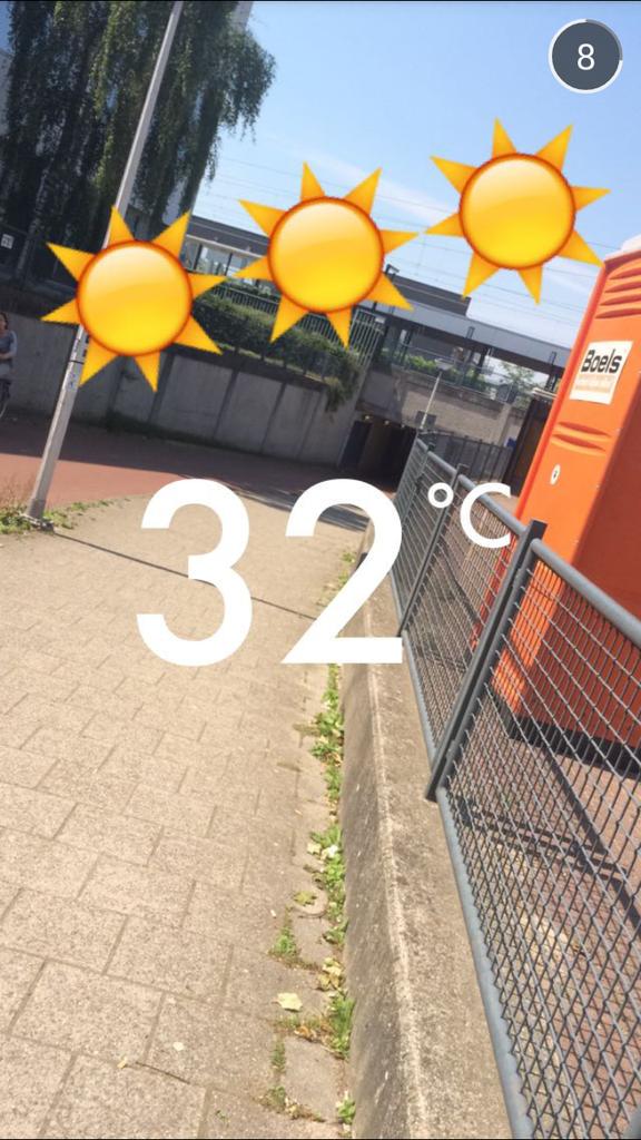 RWAKK's tweet photo. We weten dat het warm is. Een snapchat met de temperatuur er in is niet nodig. http://t.co/h7ETBJORX3