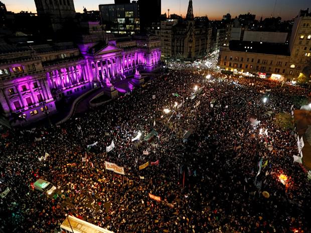 g1's tweet image. Após passeata inédita, Argentina cria registro de feminicídios glo.bo/1IqGMvX #niunamenos #G1