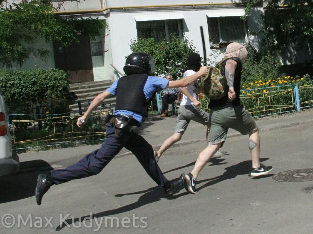 Убегающий человек от полиции. Убегающий человек от полиции. Преступник бежит. Убегающий человек от полиции. Убегающий человек от полиции.