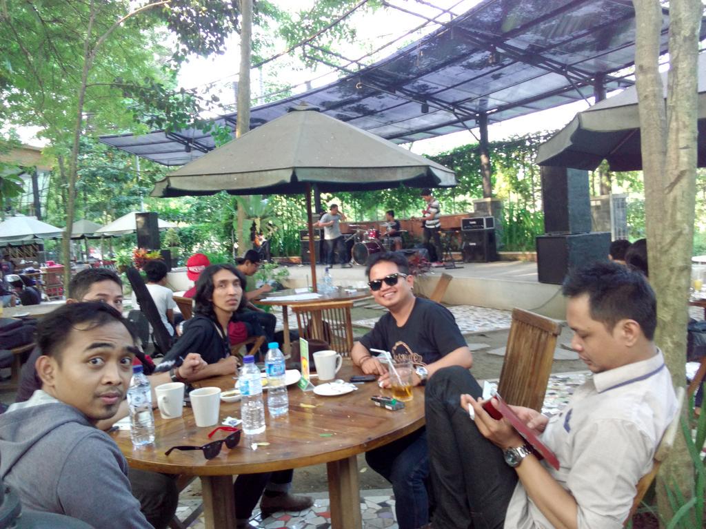 Niatnya pgn moto tmn2 dr amikom..-vulkanic- tp yg ke poto tmn2 <a href="/jasmineakustik/">jasmine akustik</a> ...hihihi..siap2 berdendang kakak ^^