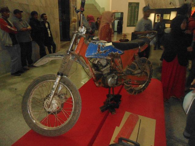 edelweisbasah's tweet photo. Pameran foto Gunung Bandung. #SaveCiharus http://t.co/0udHOObKAp