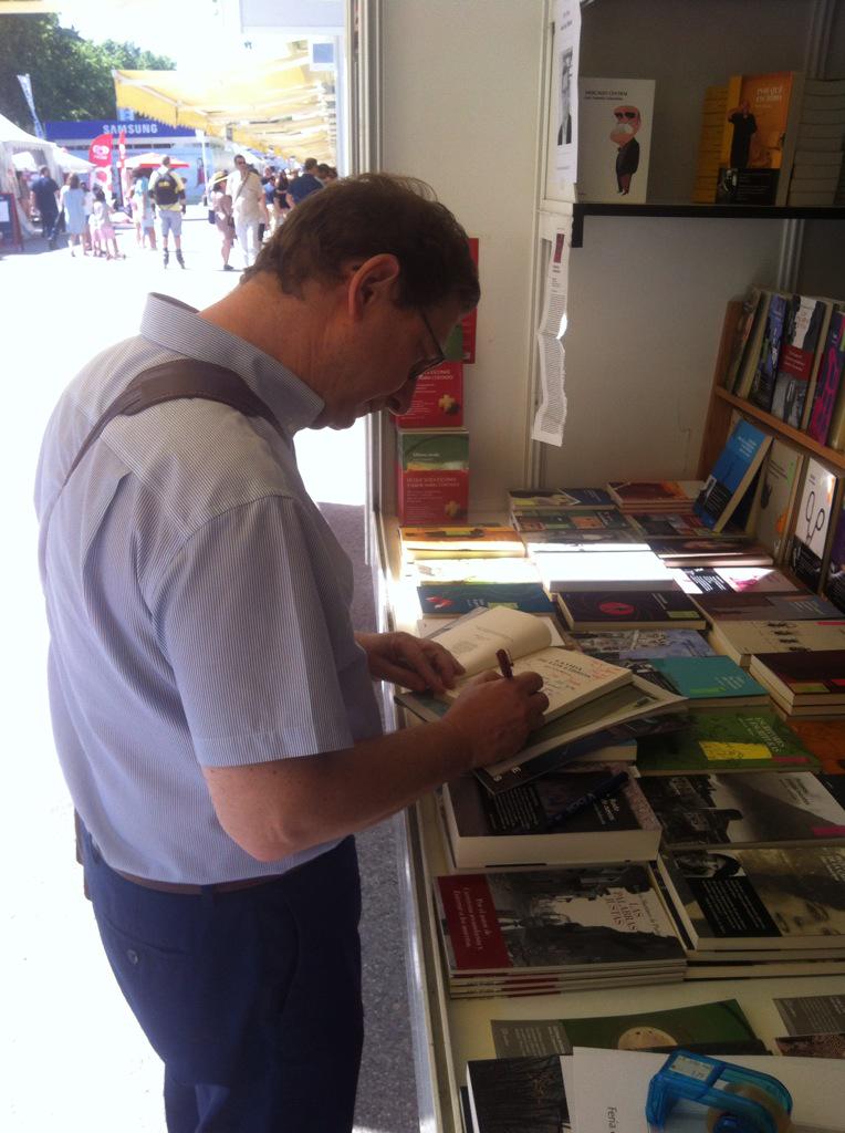 Xordica's tweet photo. El gran José Luis Melero ya está en la caseta de Xordica (nº 147) de la Feria del Libro de Madrid. http://t.co/48wFJaETbB