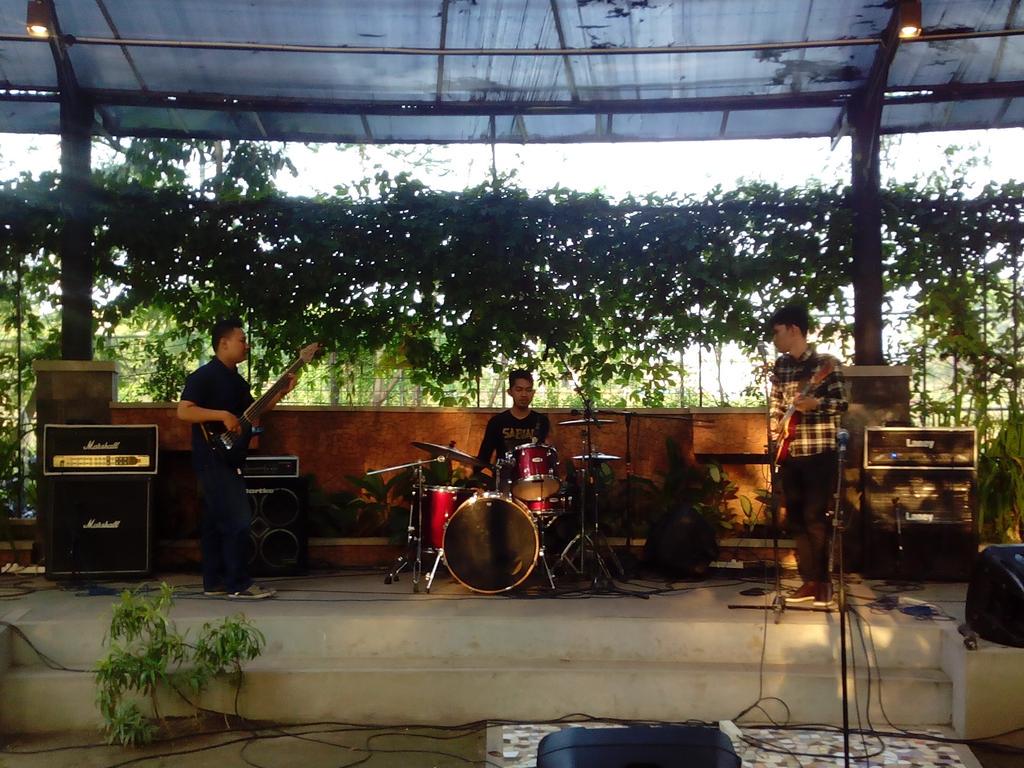 Sigma on stage dengan musik rock n roll nya.. Panggung bergoyang cuy..