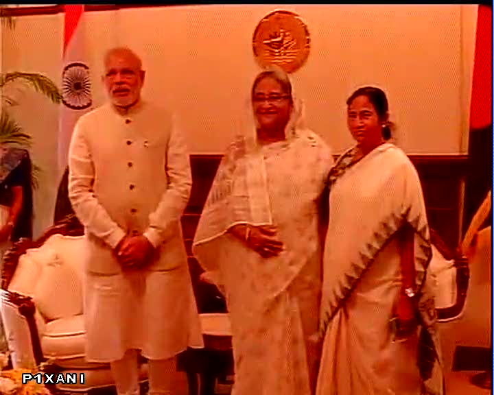 PM Narendra Modi &amp; WB CM Mamata Banerjee meets Bangladesh PM Sheikh Hasina. #ModiInBangladesh