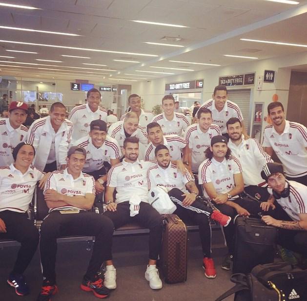 ReporteYa's tweet photo. #20J Todos juntos de la mano de dios con las ganas y actitud de lograr un mismo sueño #Vinotinto via @ronaldvargas10 http://t.co/f163kMOUVL