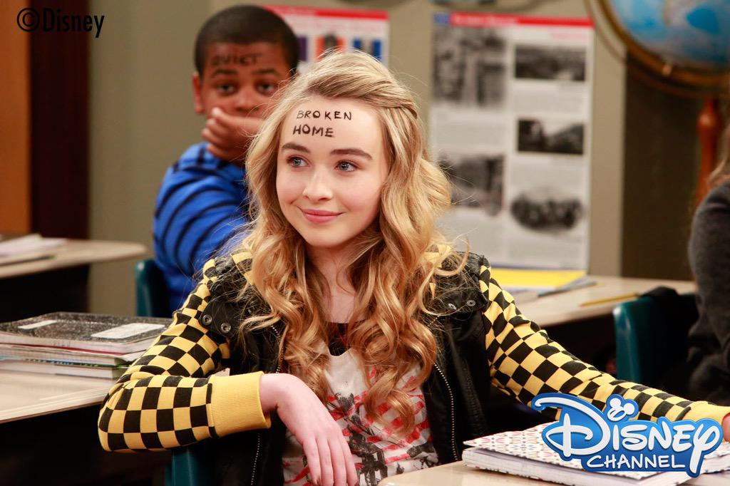 ディズニー チャンネル スターズ 公式 今日19 30 の ガール ミーツ ワールド も新エピソード 第13話 欠点の見つけ方 自分の欠点を額に書いているマヤやライリー さてその理由とは Http T Co Lir7wcexaw