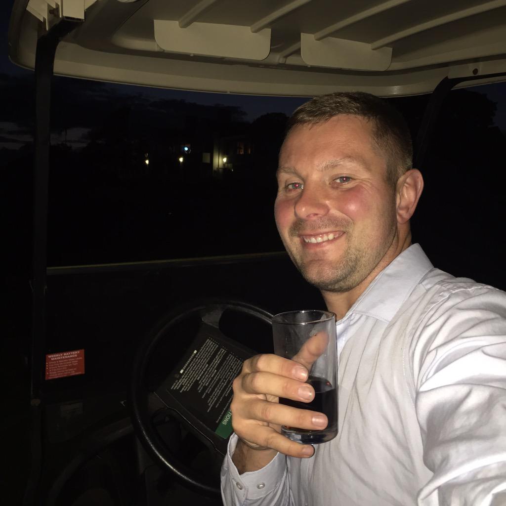 Gilly____'s tweet photo. @mikegarya #tweetyourgolfbugy #wedding http://t.co/rt3osA8At0