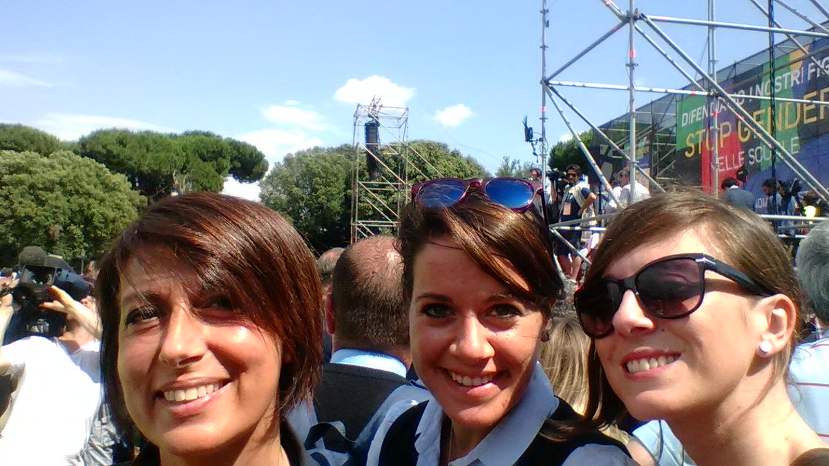 <a href="/AngelilliR/">Roberta Angelilli</a> <a href="/jessicadenapoli/">jessica de Napoli</a> non potevamo mancare oggi in piazza!#stopgender #difendiamoinostrifigli #FamilyDay #Roma