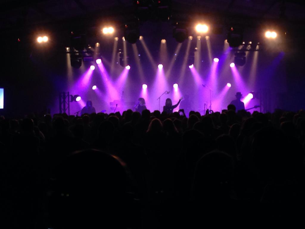 Jaryic's tweet image. Analysing lighting styles - good and band. #concert #3bands #stagework