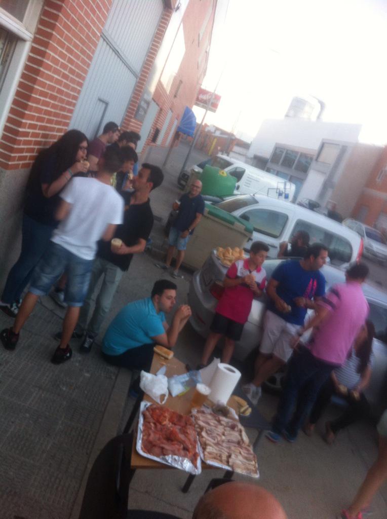 Bateria_VVega's tweet photo. Comienza nuestra cena entre componentes, padres, amigos etc... @amvirgendlavega @MiguelAFont http://t.co/zbdvBf3SHB