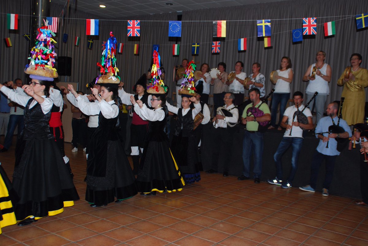 Ei carballeira!!!
Este venres tivo lugar a clausura das escolas de Baile e Música tradicional cunha animada actuación