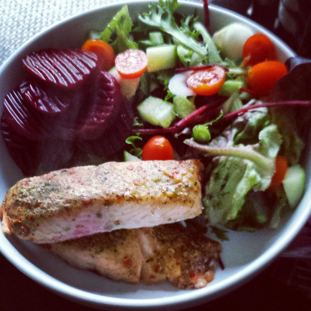 EmmaSW24's tweet image. I could live on this meal!! Salmon infusions with salad and beetroot. @SlimmingWorld #SynFree #SlimmingWorld #Yum
