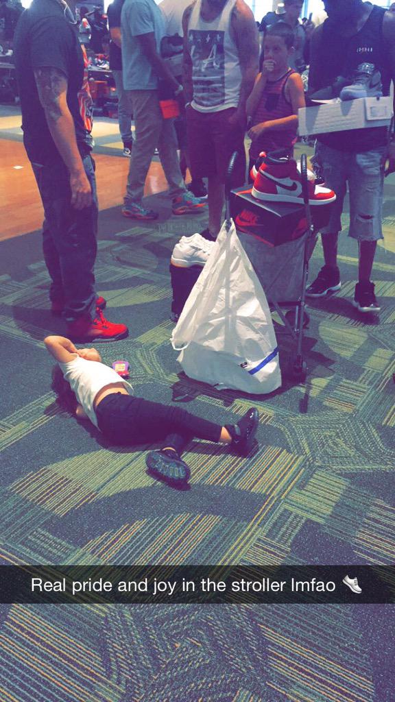 jadeRlove's tweet image. It got real out here hahah #SoleLibrary #Lamdas #ShoeExpo