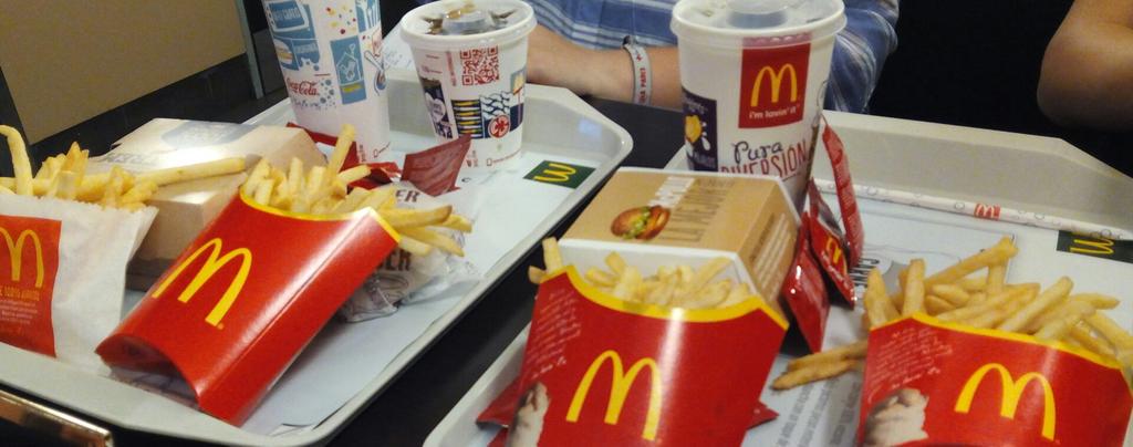 dcc2889's tweet photo. Cena post-graduación un tanto diferente y peculiar. Con traje, buena compañía y todo lo necesario para acabar bien 👏😅 http://t.co/ZbySrCrMYa