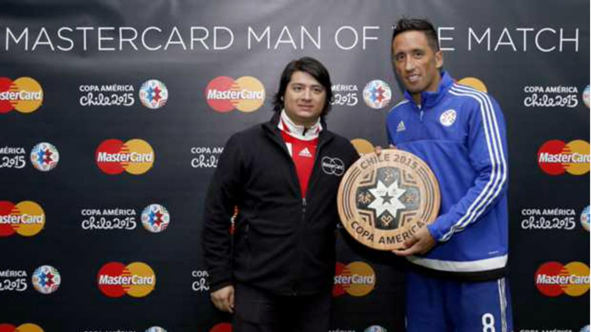 Goal_en_espanol's tweet photo. Lucas Barrios fue elegido el Jugador MasterCard del partido http://t.co/7A7yYpaHhR http://t.co/rmI2C4g0rK