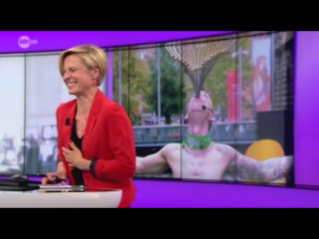 HLN_BE's tweet photo. Goedele Wachters krijgt slappe lach tijdens Journaal  http://t.co/irR6AbxrIQ http://t.co/LX2wQgwRNK