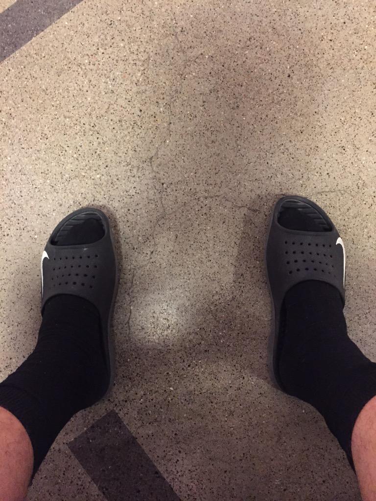jaykarasev's tweet photo. Rocking my Lebrons today. #NikeFLOPS http://t.co/Xn9lOBqSlR