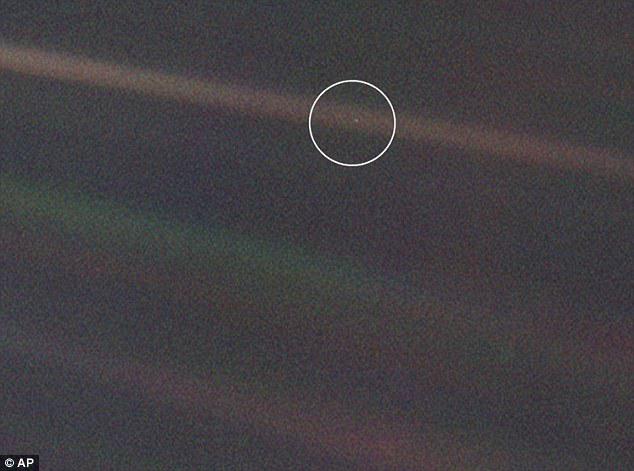 BrainFood's tweet photo. That pale blue dot... is Earth. Taken by Voyager 1, it's the furthest picture ever taken. #Earth #voyager http://t.co/8Y7wsbCRsB