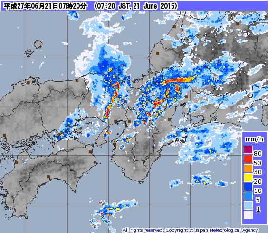 【全国的に天気急変にご注意を】21日7時20分のレーダーでは岐阜〜滋賀、兵庫〜京都に線状の猛烈な雨域。上空の強い寒気の影響により、広い範囲で大気の状態が非常に不安定化予想。激しい雨による土砂災害に警戒し、落雷、竜巻、降ひょうにご注意を