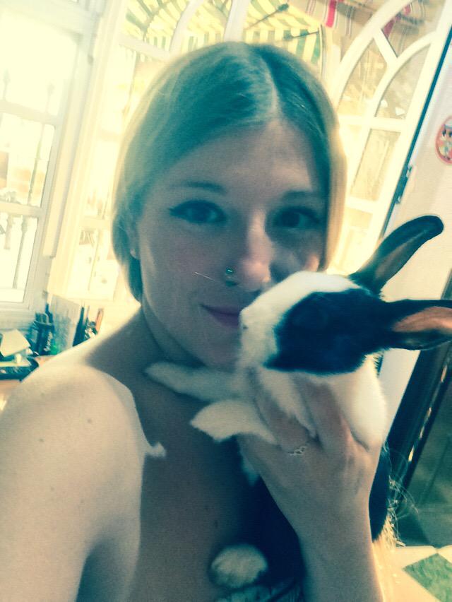 Soni2a's tweet photo. Esto es puro #amor #lovepets #conejo http://t.co/Xl2kUvFjvW