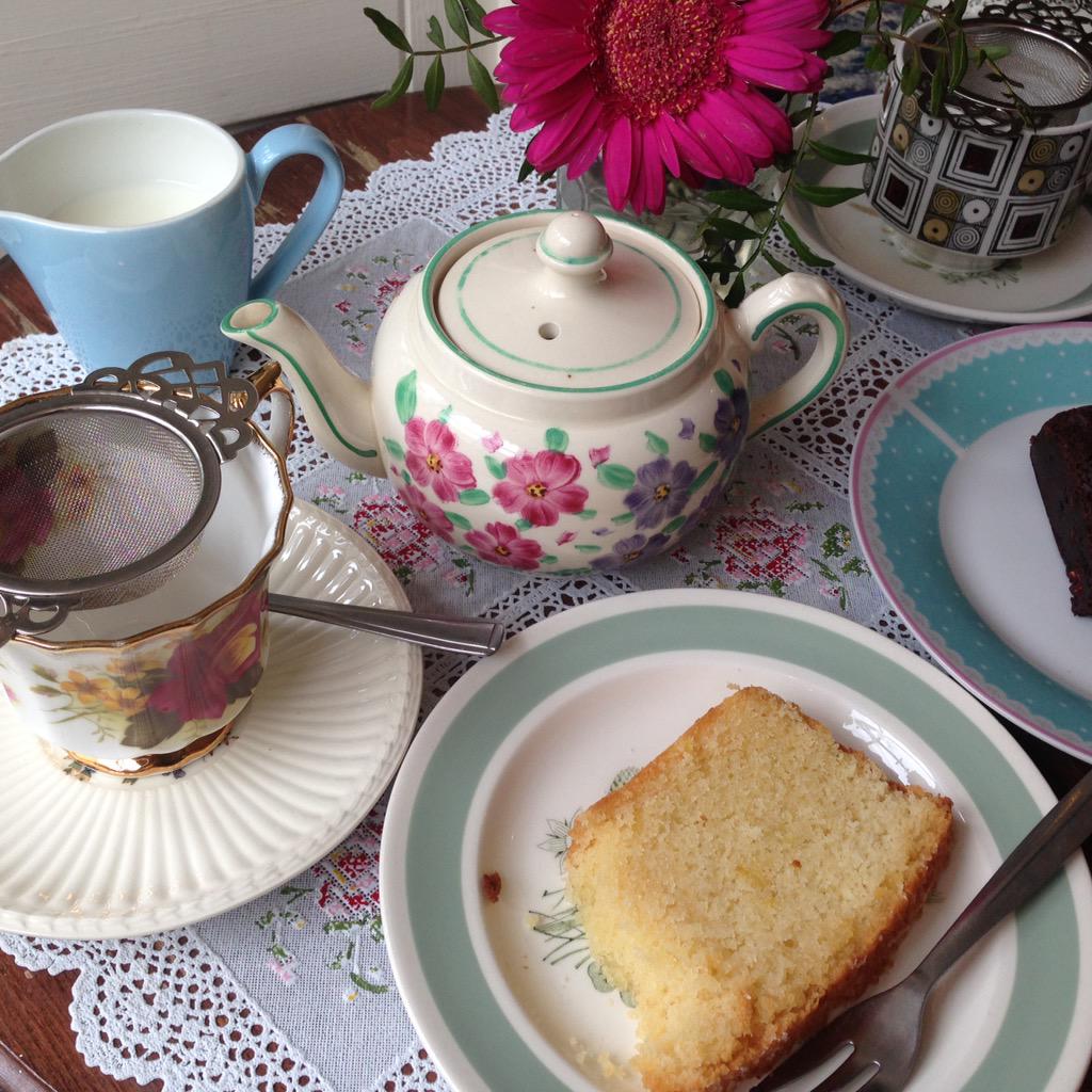suziewhite_sta's tweet photo. Heavenly lemon drizzle cake @GandTeaWorc this morning - still warm! Lovely tea too. Go and try it Worcester peeps!! http://t.co/4oUJAPAZC7