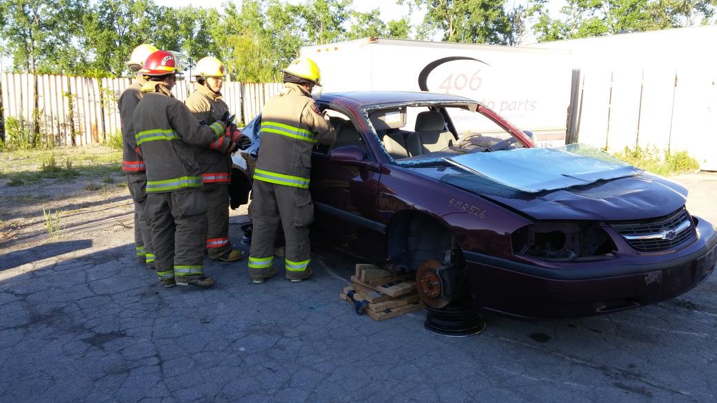 rduff621's tweet image. Platoon B and St.1 volunteers training auto extrication #autoex #Thoroldfes