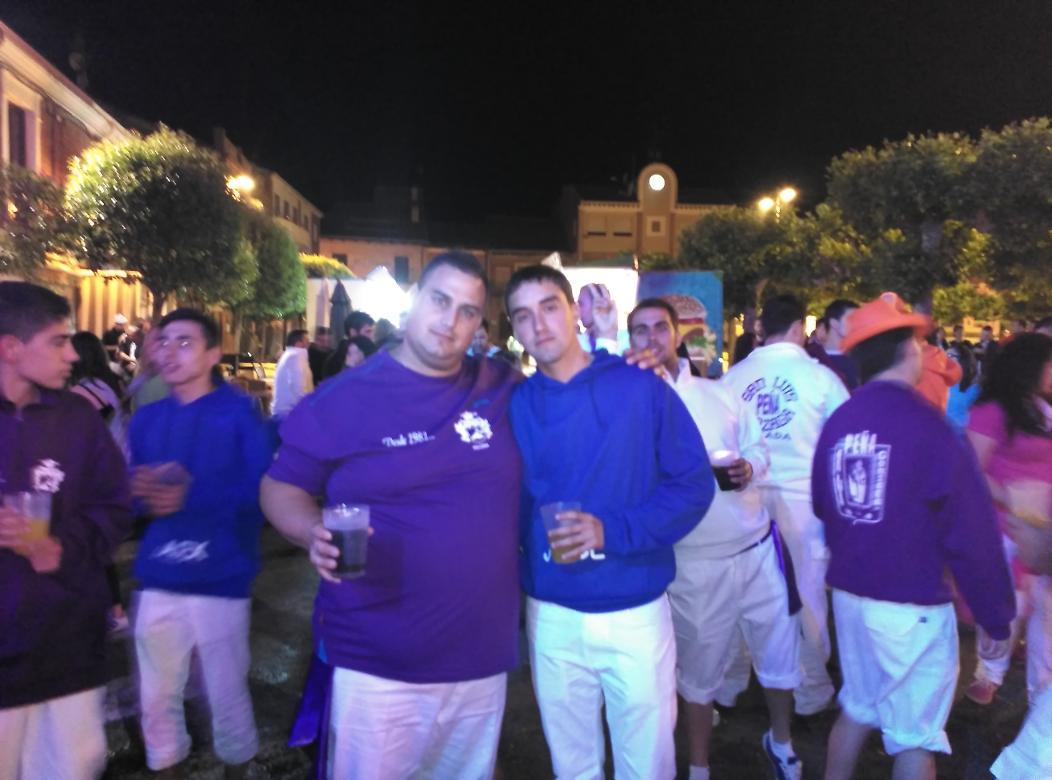 JuventudVillada's tweet photo. Gran colorido el que están dando las peñas en este primer día de fiestas #SLG15 http://t.co/zhPiQcZiHJ