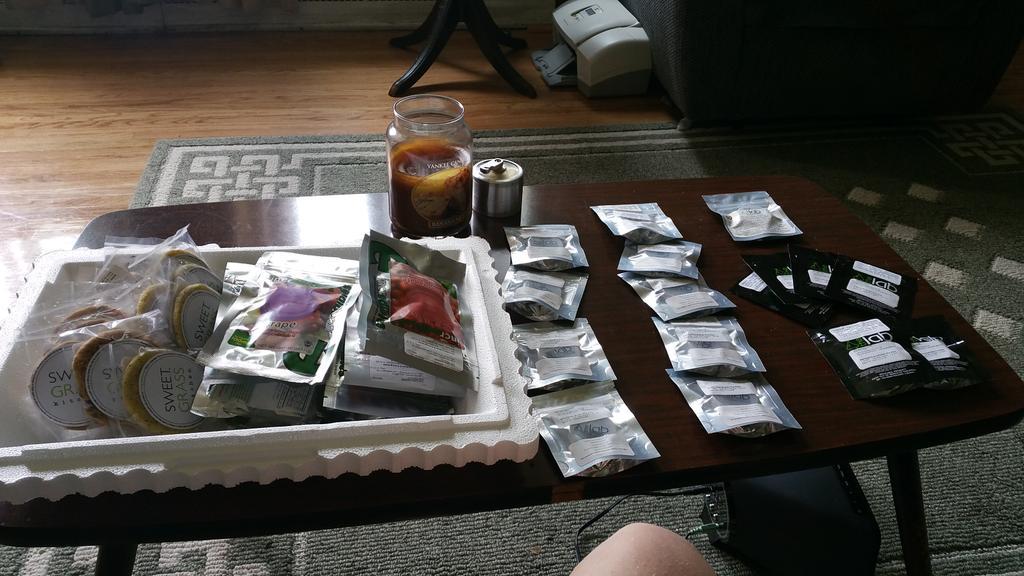 _AMileHigher's tweet photo. #medicalmarijuana #carepackage #plantsaremyhealthcare #theclinic #colorado #shatter #budder #sweetgrass http://t.co/SVzruVM8dR