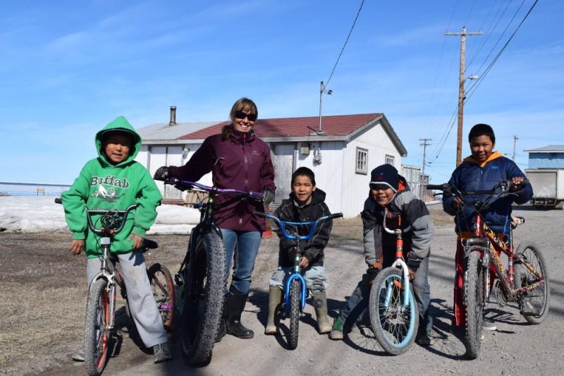 cbcasithappens's tweet image. A transplanted southerner &amp;amp; avid cyclist is determined to get every child in Kugluktuk a bike: cbc.ca/1.3119085