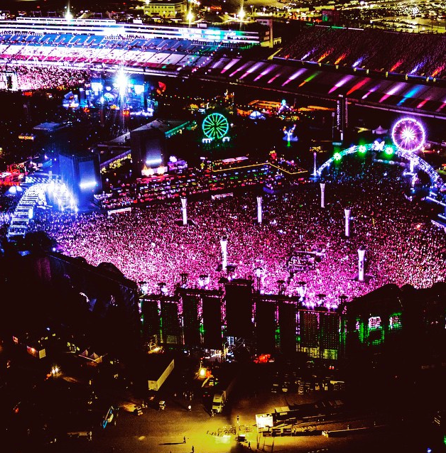 tiesto's tweet photo. #ThrowBackThursday @EDC_LasVegas last year! #ItsBeenAYearAlready #TimeFlies #ExcitedForThisWeekend #Tbt π· @jordanloyd http://t.co/MgMnuuvGIJ