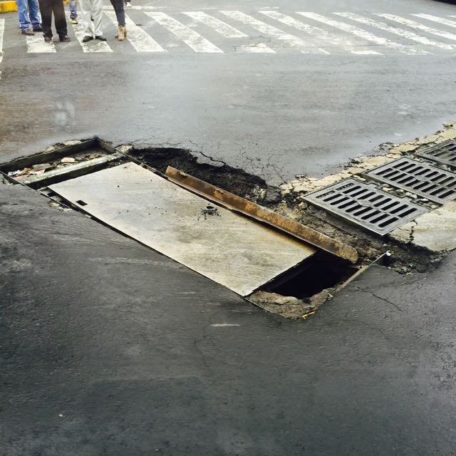 Lateral del periférico entrada del Hospital Central Militar. Coladera? Mas bien mega agujero! PRECAUCIÓN <a href="/retioDF/">retioDF</a>