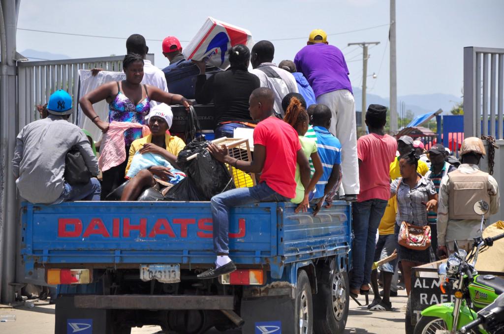 DiarioLibre's tweet image. Haitianos salen en masa por Dajabón ht.ly/OvroC