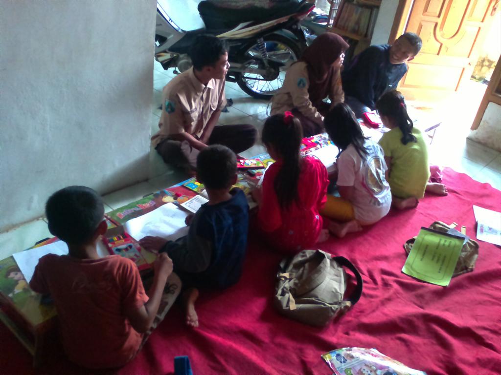 tamanbacaIKPL's tweet photo. mendongeng @tamanbacaIKPL dengan dongeng kreasi sendiri dari kakak"nya http://t.co/1rtmqgrKxM