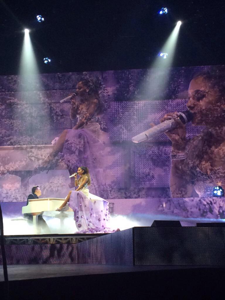 Aun no me puedo creer que ya se haya acabado el concierto de ari después de tanto esperar #HoneymoonTourBarcelona 😭❤️