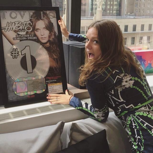 ToveLoMX's tweet image. ¡@ToveLo con su placa de 3 Discos de Platino de Habits!
