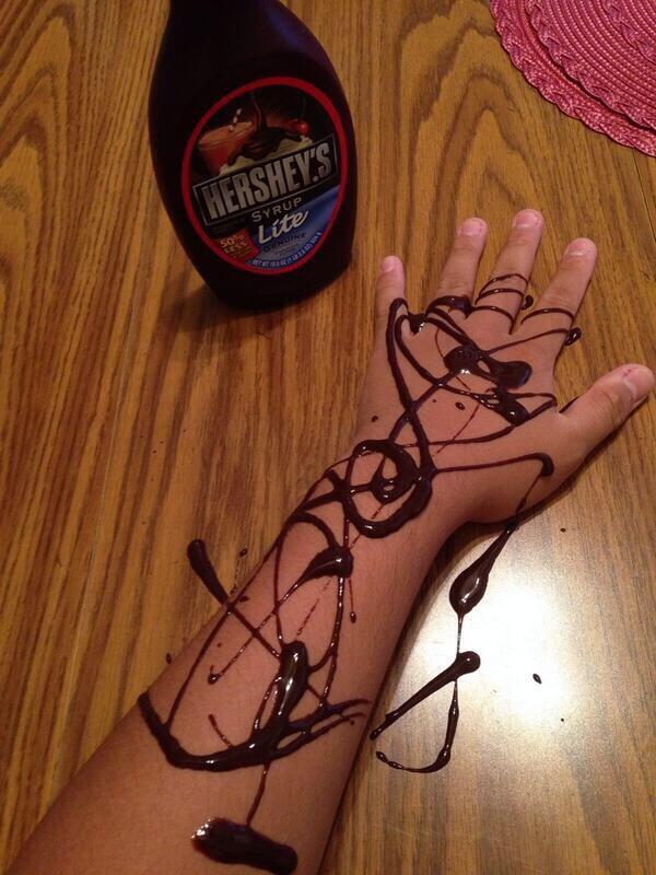 AwkwardMomentCC's tweet photo. Girls be like best henna design ive ever seen http://t.co/CabQa8F9oQ