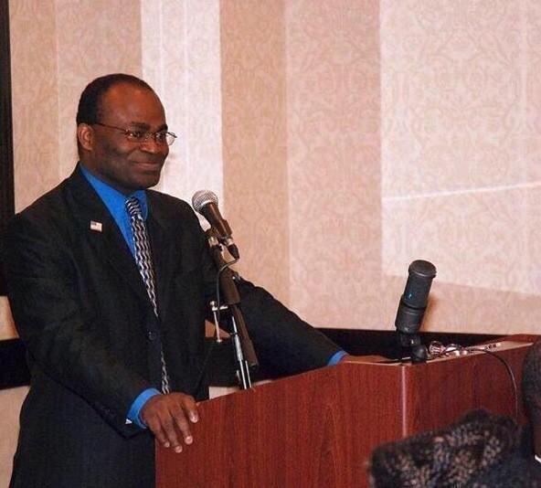 AwkwardMomentCC's tweet photo. When youre trying to present in class but your homies trying to make you laugh http://t.co/AWGZgujmbp