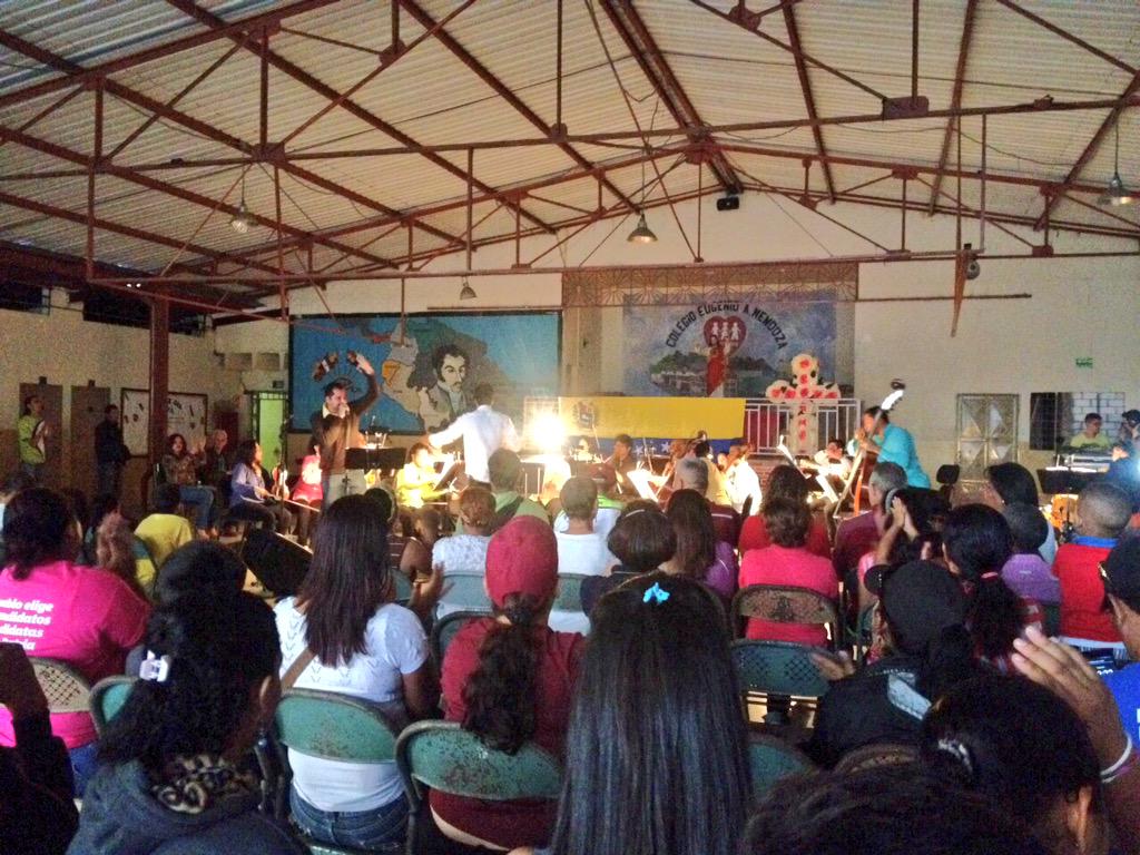 FreddyBernal's tweet photo. En el Colegio Eugenio Mendoza d Mario Briceño con la Orquesta Sinfónica Municipal de Caracas #TuPuedesMiVinotinto http://t.co/9Qjt0zxgEn