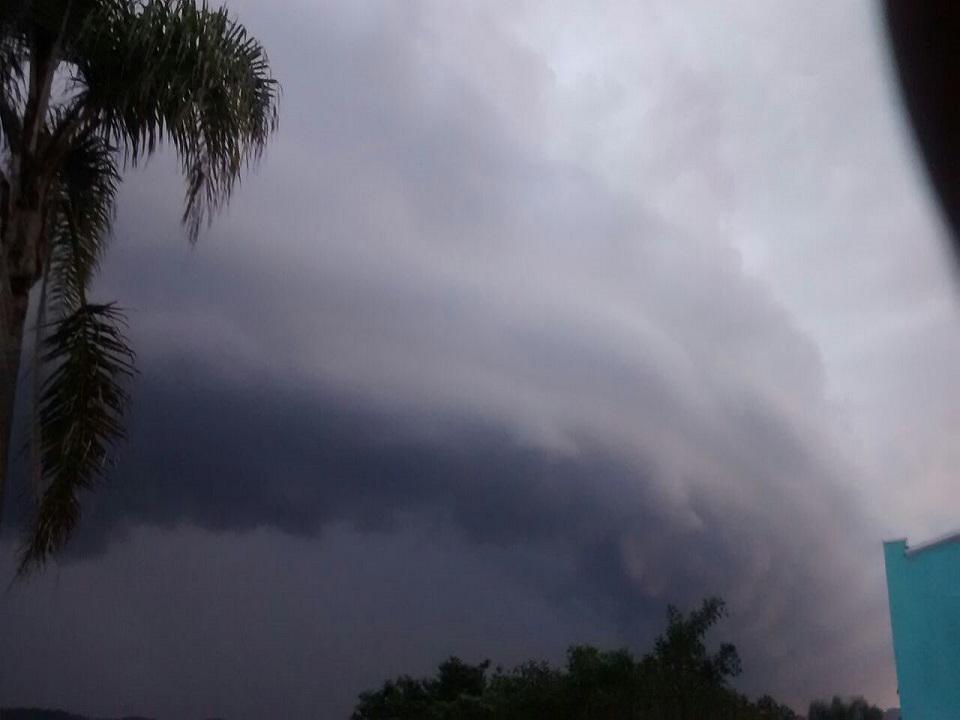 deolhonotempo's tweet photo. #Temporal com muitos #trovões avançando sobre #Guapiara, SP http://t.co/u2zyzF7aee http://t.co/skotyIjQMF