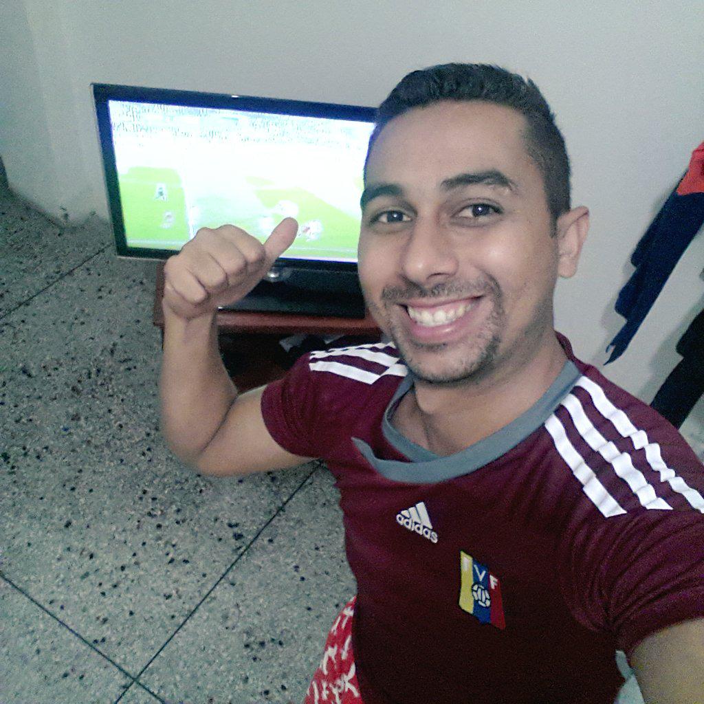 nanregman's tweet photo. #Vinotinto #CopaAmericaPorTLAyMTV #TuPuedesMiVinotinto #Venezuela #CopaAmericaChile2015 http://t.co/LIc9W8nGsX