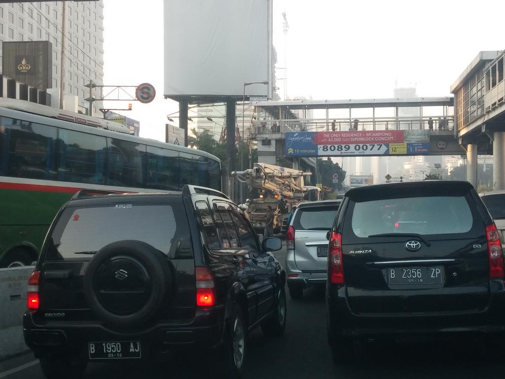 ombakir's tweet photo. Jam 6.30 antri mulai dr apt parkroyale. Hindari gatsu pgi ini. Ada truk tronton kebalik dpn balai kartini #macet http://t.co/sbhEo8HetQ
