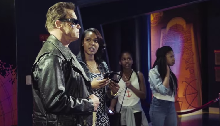 VejaSP's tweet photo. Schwarzenegger finge ser estátua de cera e dá sustos nos visitantes de museu. Assista ao vídeo http://t.co/un1Ylhf8S9 http://t.co/ZlhcwJtXoF
