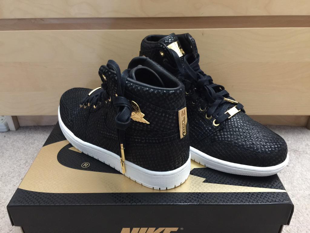 actionbronbeard's tweet image. Pinnacle 1 black metallic gold with that buttery leather and detail.