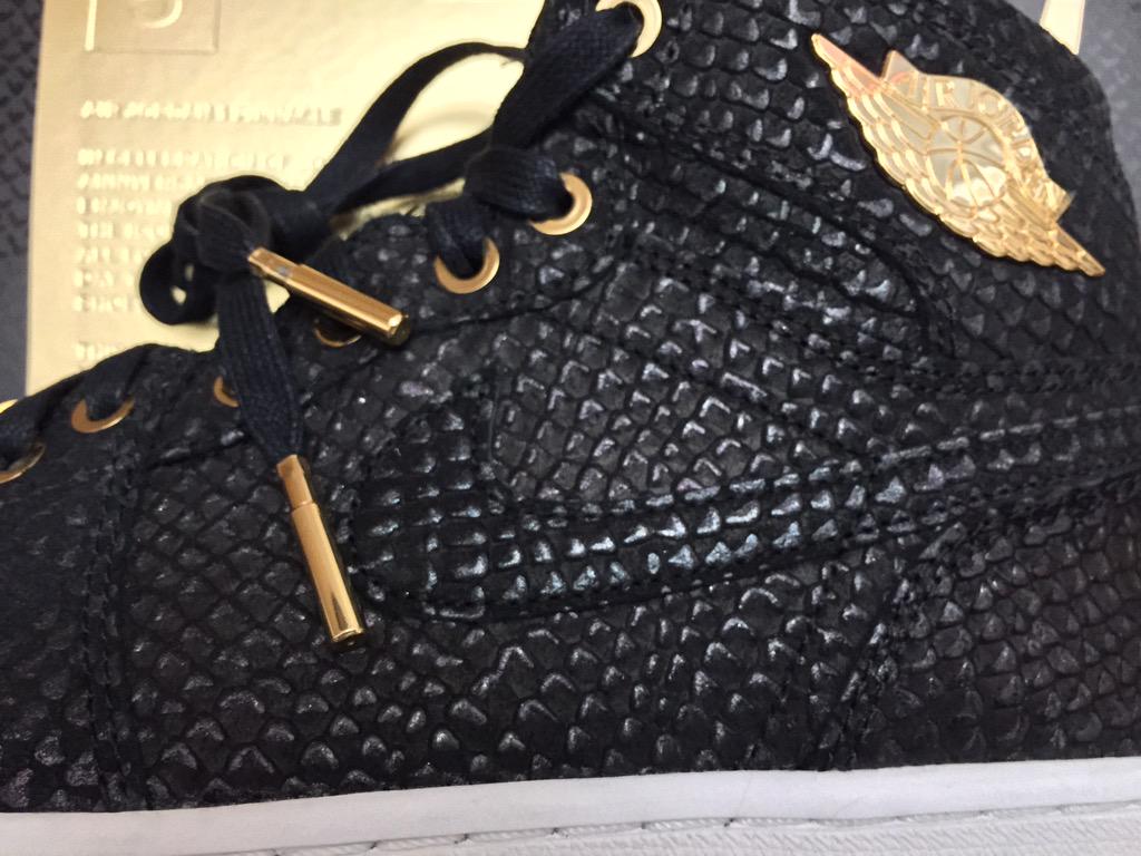 actionbronbeard's tweet image. Pinnacle 1 black metallic gold with that buttery leather and detail.